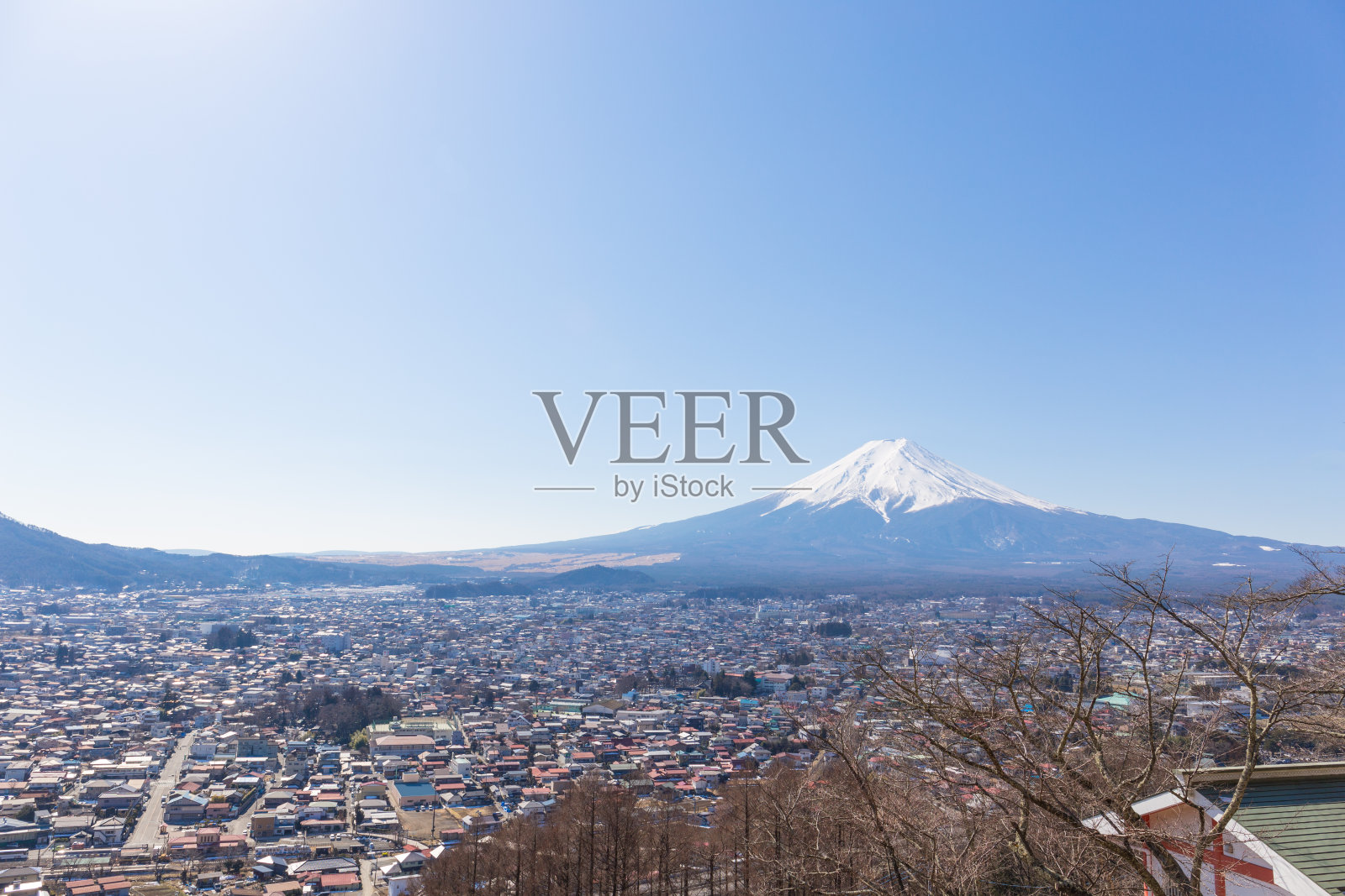 富士山蓝天和富士吉田市照片摄影图片