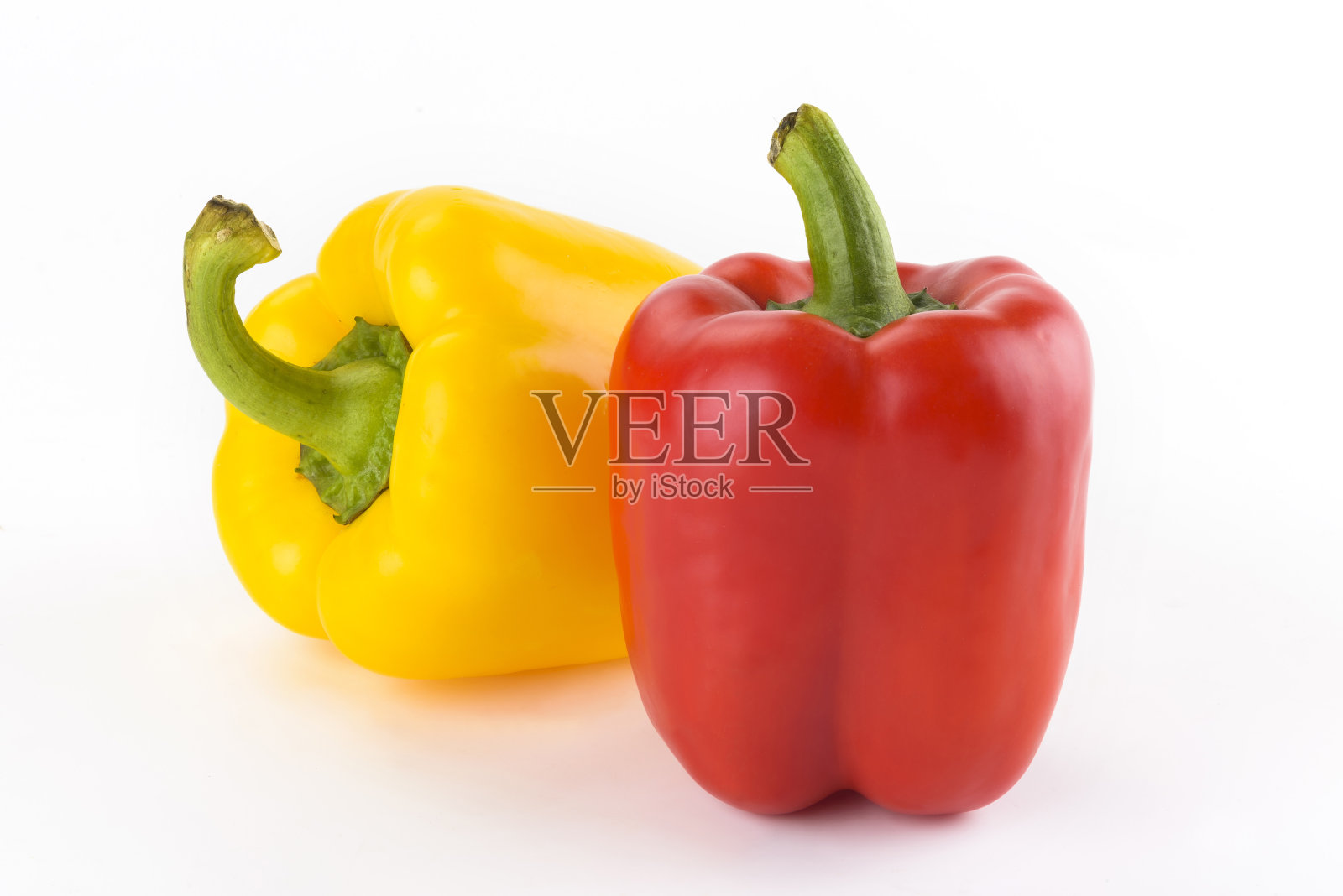 白色背景上的红黄椒照片摄影图片