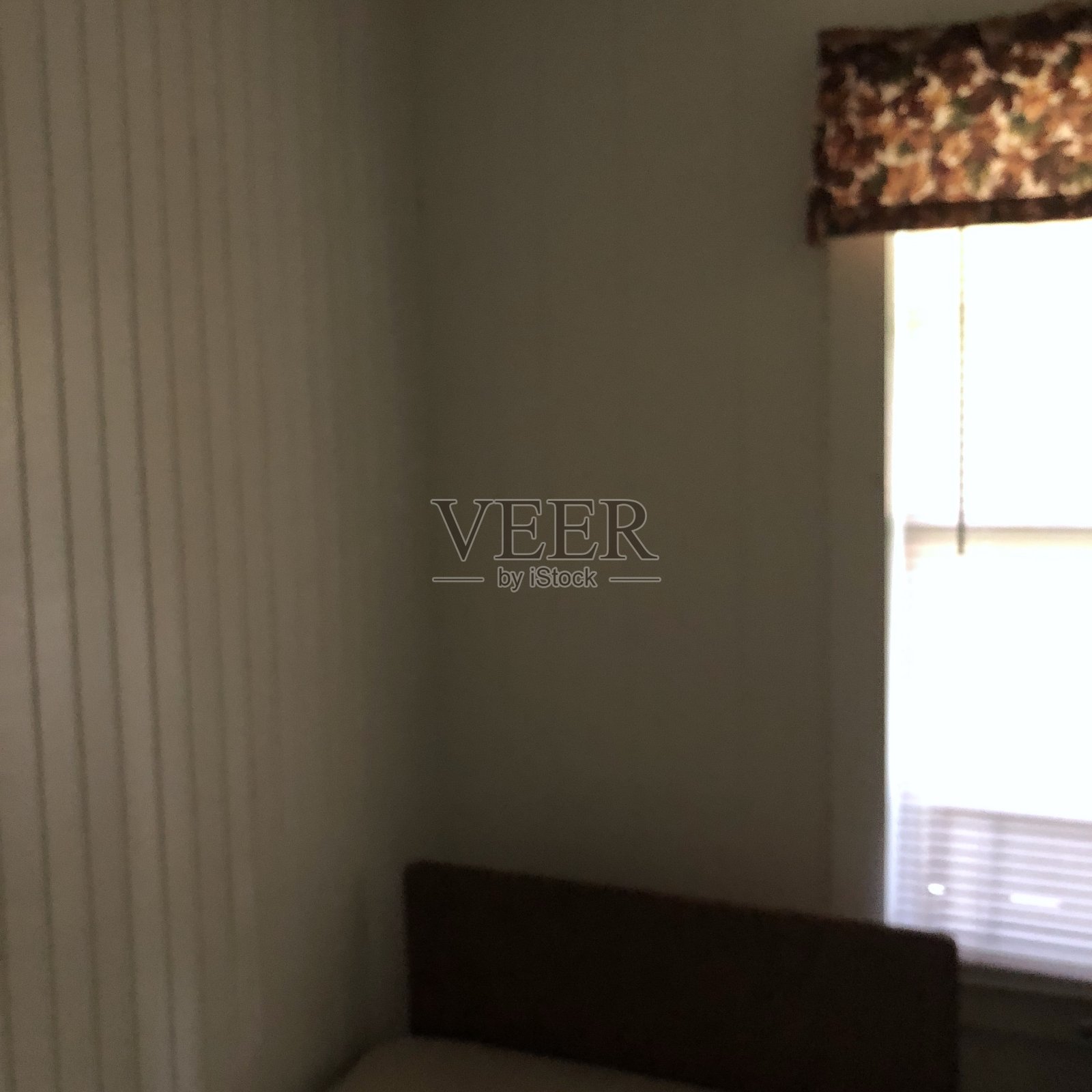 光线昏暗的卧室一角照片摄影图片