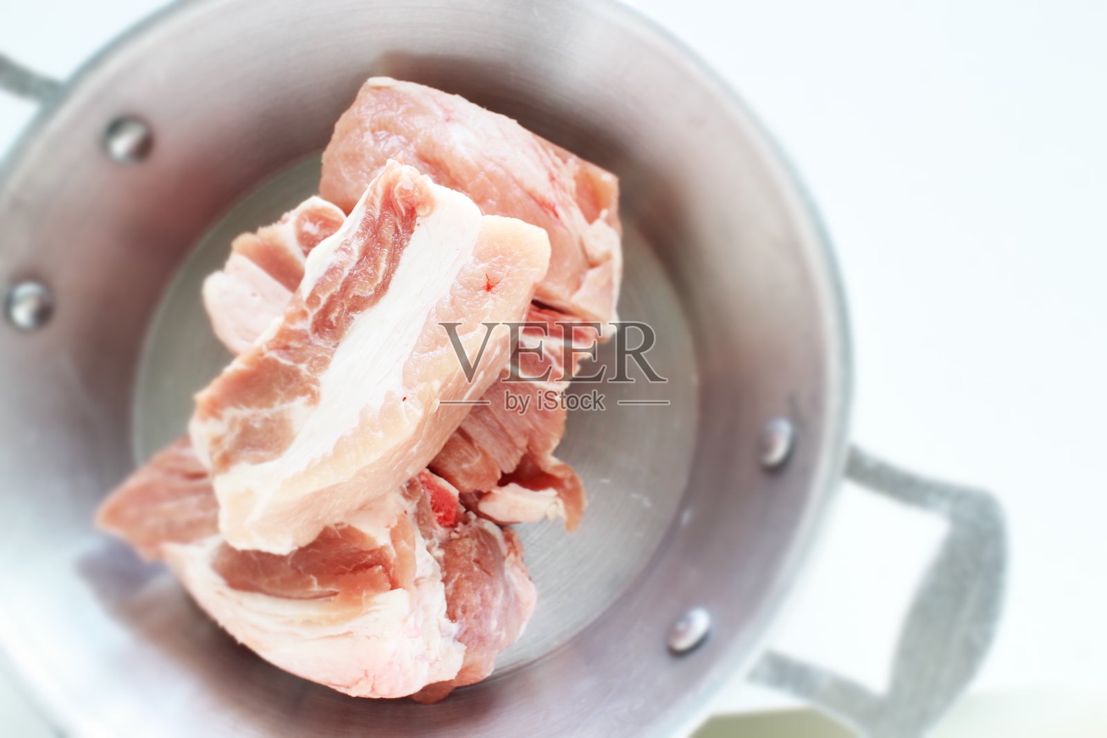 新鲜五花肉放在平底锅上照片摄影图片