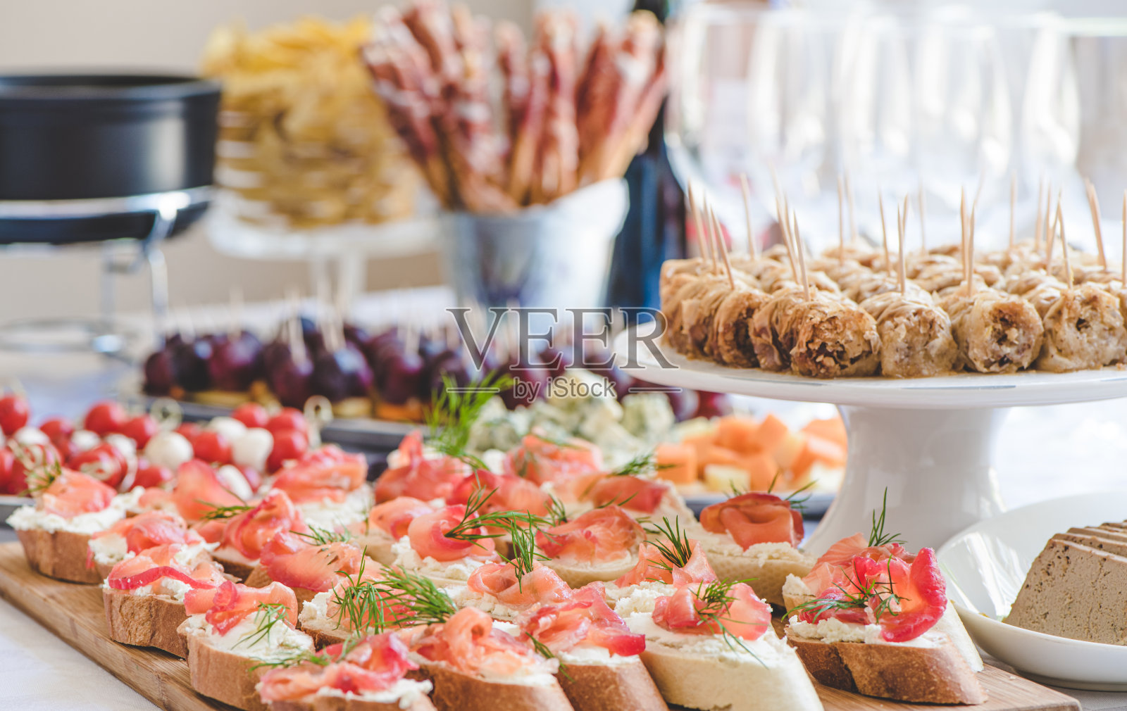 鸡尾酒桌自助餐。照片摄影图片