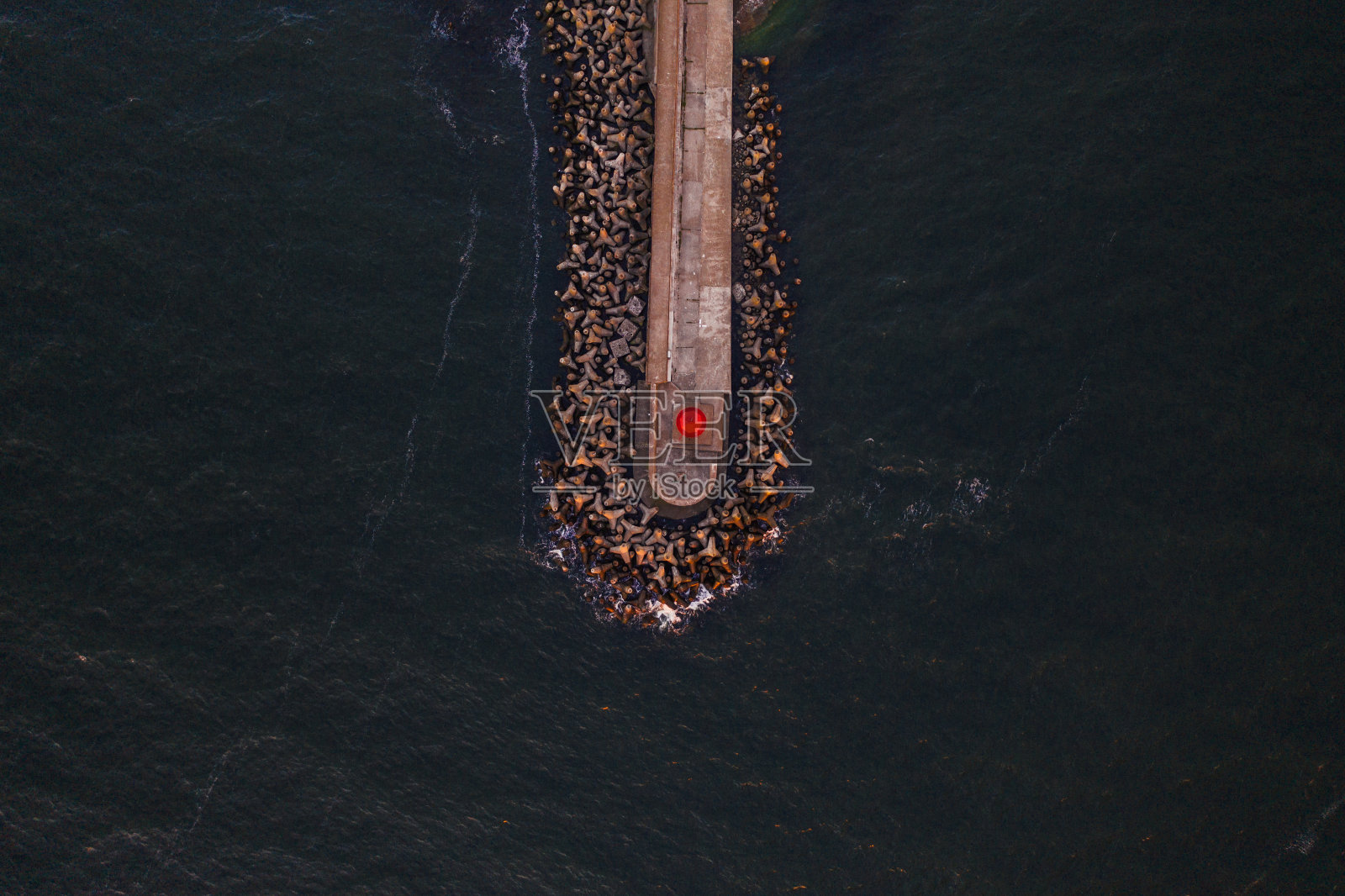 空中鸟瞰图防波堤在Swinoujscie。照片摄影图片