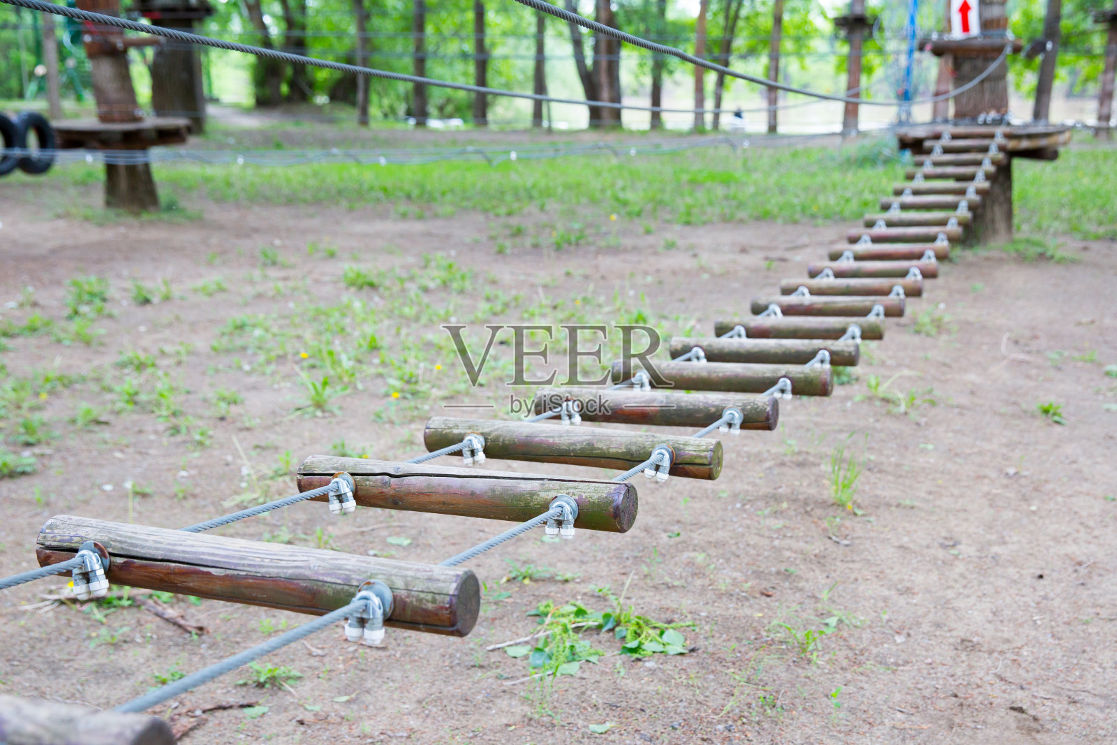 儿童冒险公园的桥梁，绳索和楼梯。在高压线公园冒险攀登。森林里的高绳。照片摄影图片