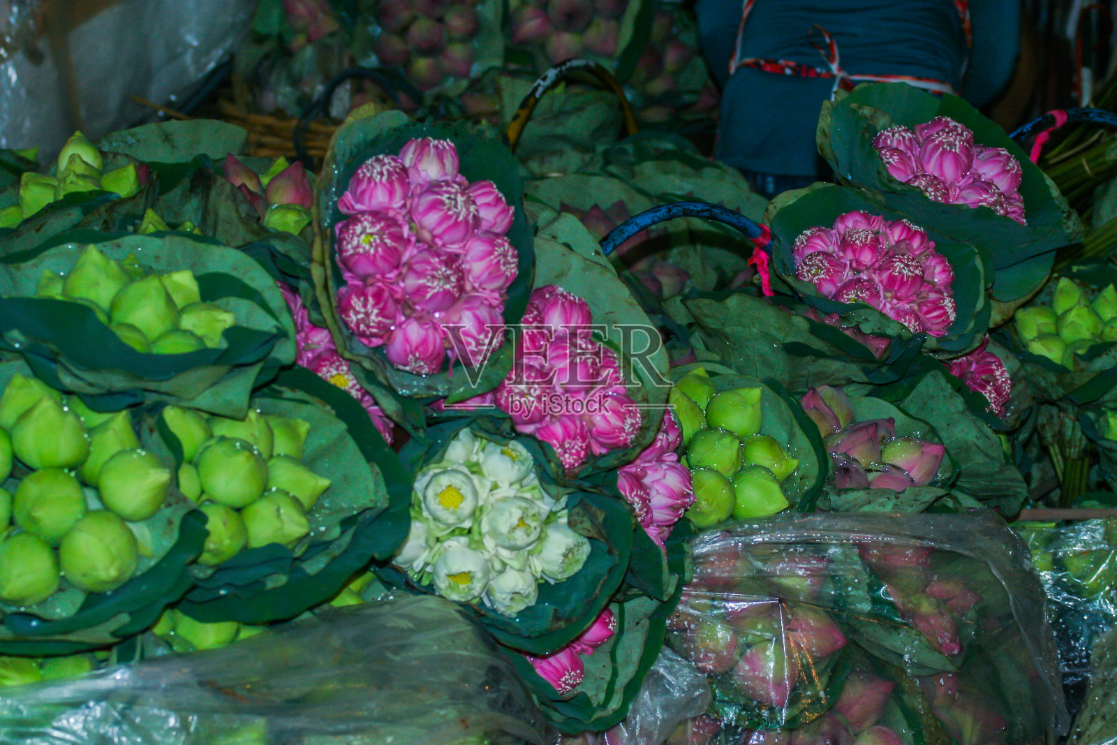 今晚市场上有很多花束。照片摄影图片