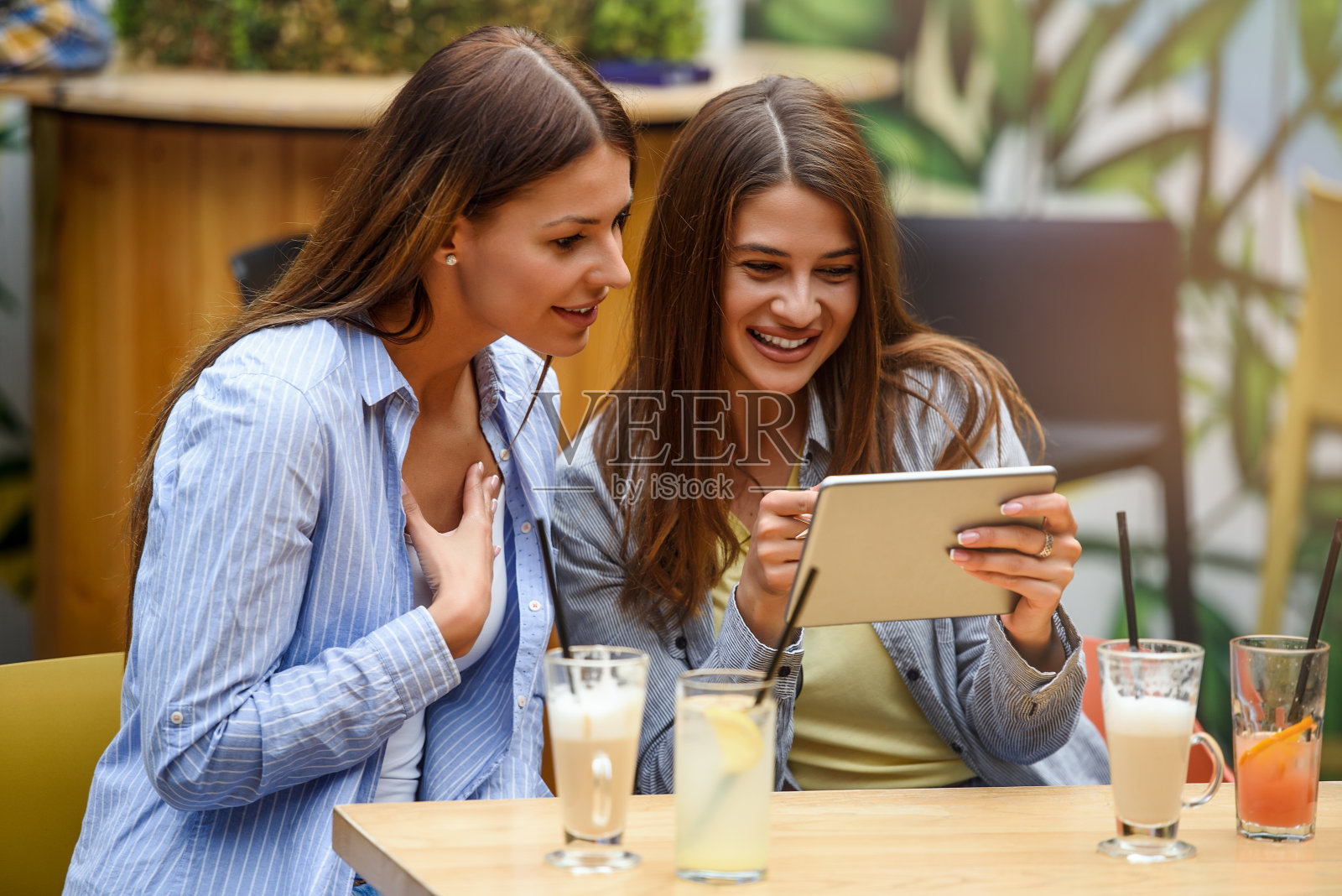 女性朋友在网吧玩平板电脑的好时光照片摄影图片