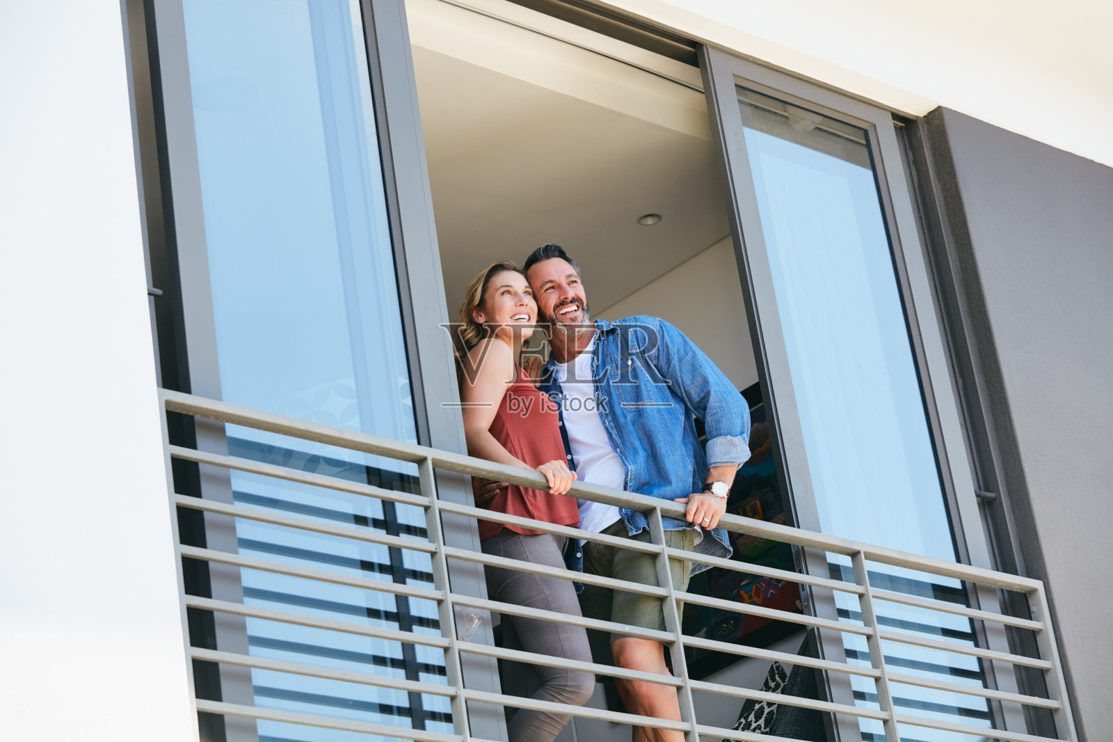 爱让你站在世界之巅照片摄影图片