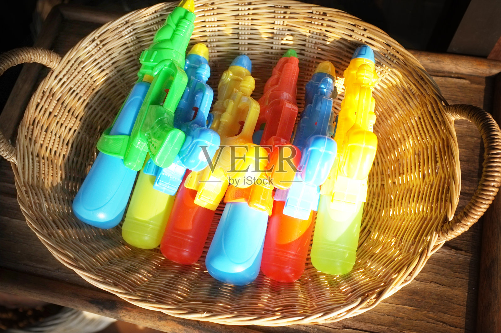 塑料水枪。概念宋干节，夏季照片摄影图片