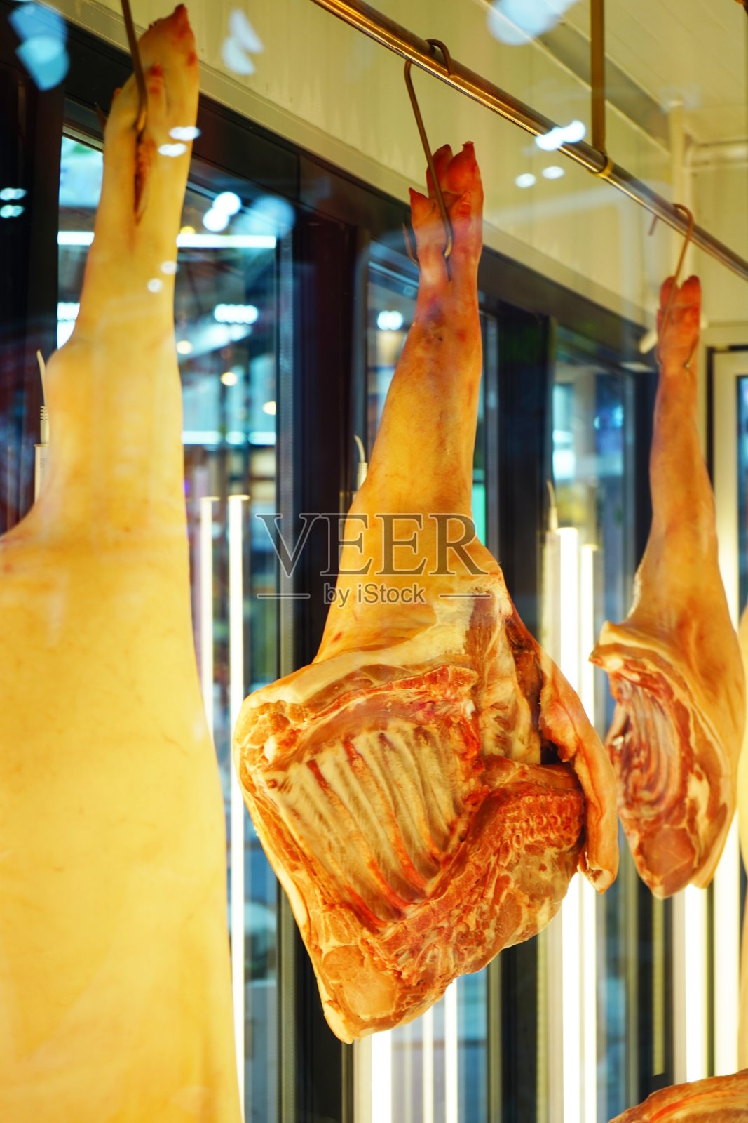 冷藏室里的生猪腿照片摄影图片