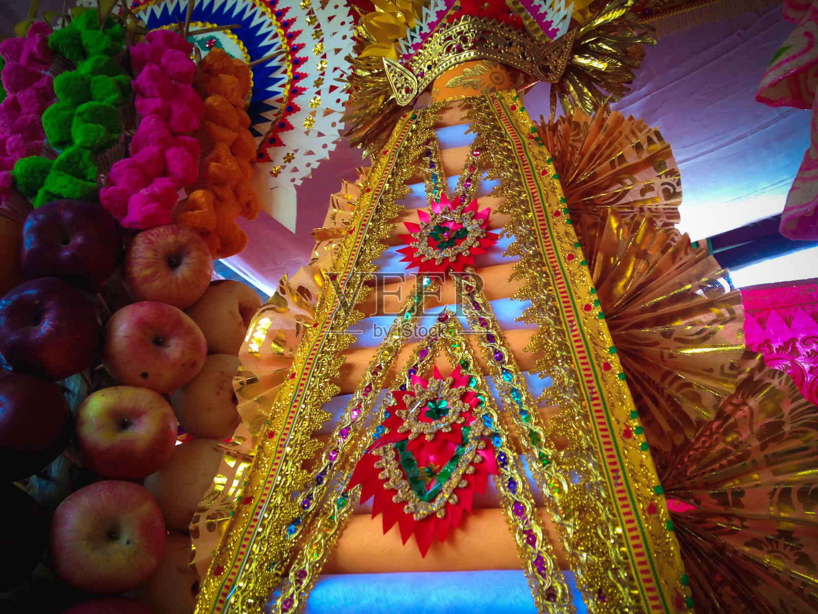 巴厘岛的婚礼设备和一堆白色和黄色的衣服照片摄影图片