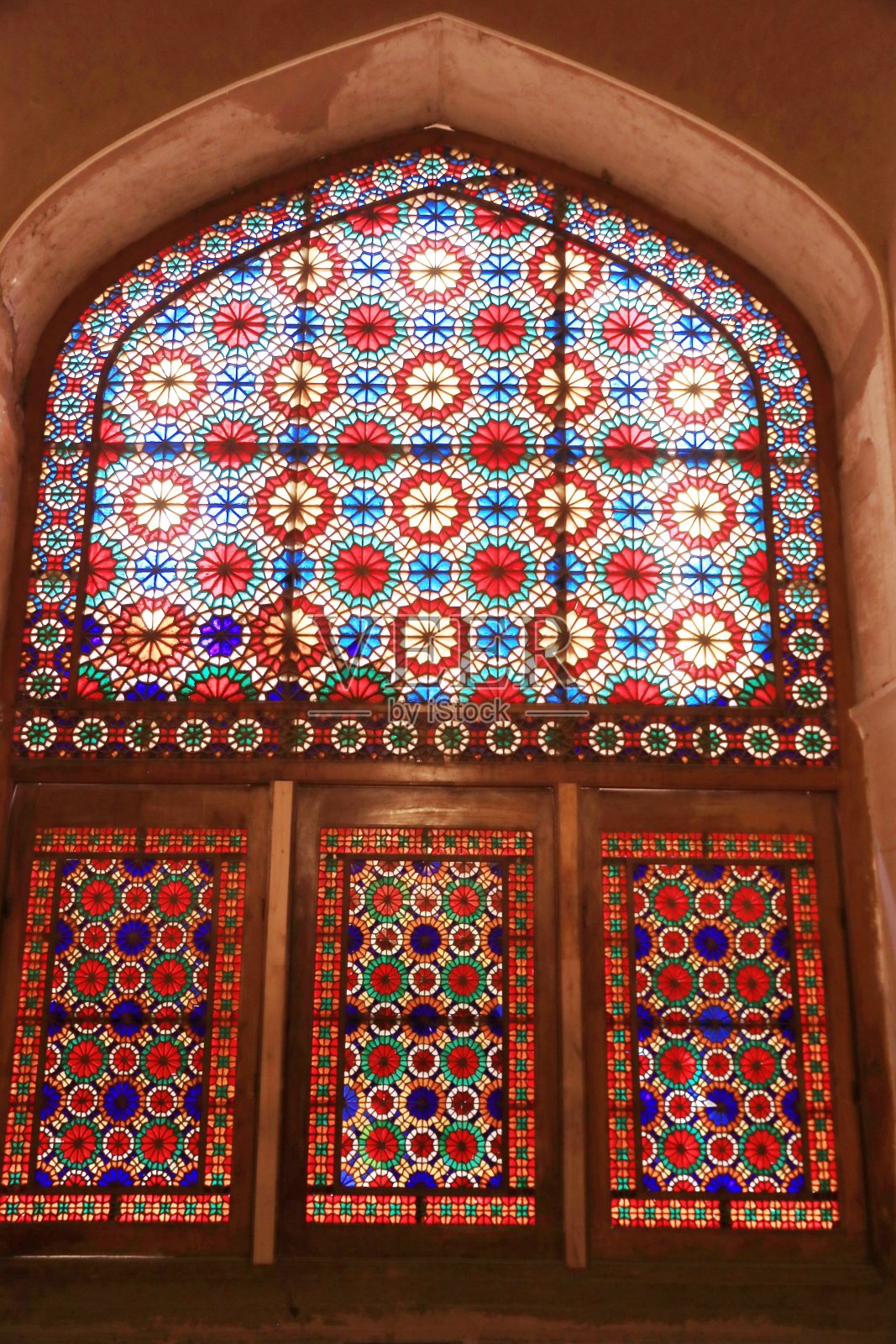 亚兹德多莱特阿巴德花园的彩色玻璃窗照片摄影图片
