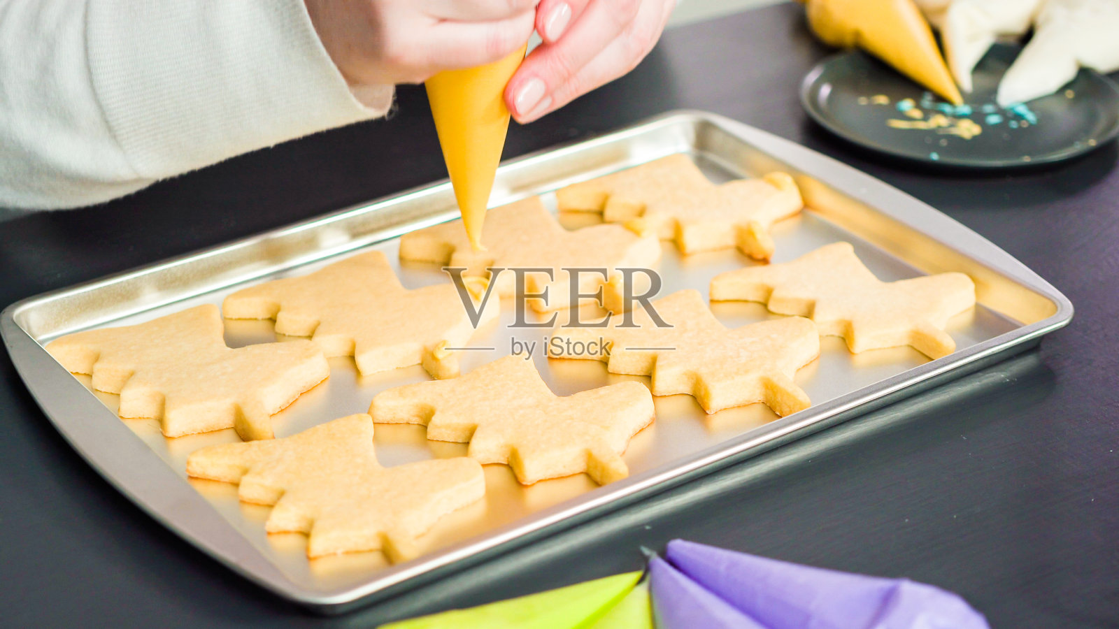 用多色皇家糖霜装饰独角兽糖饼干。照片摄影图片