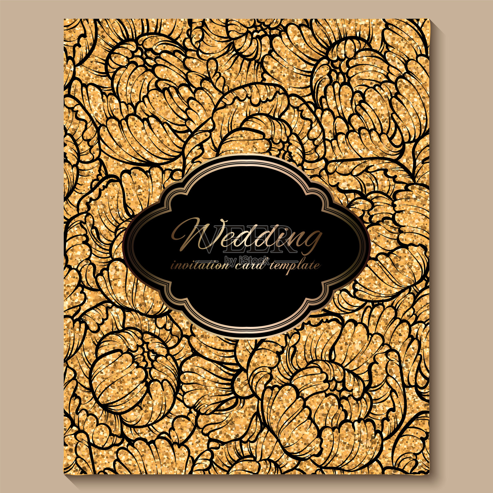 古董皇家豪华婚礼邀请卡，金色闪光背景与框架和地方的文字，黑色花边树叶制成的玫瑰或牡丹插画图片素材