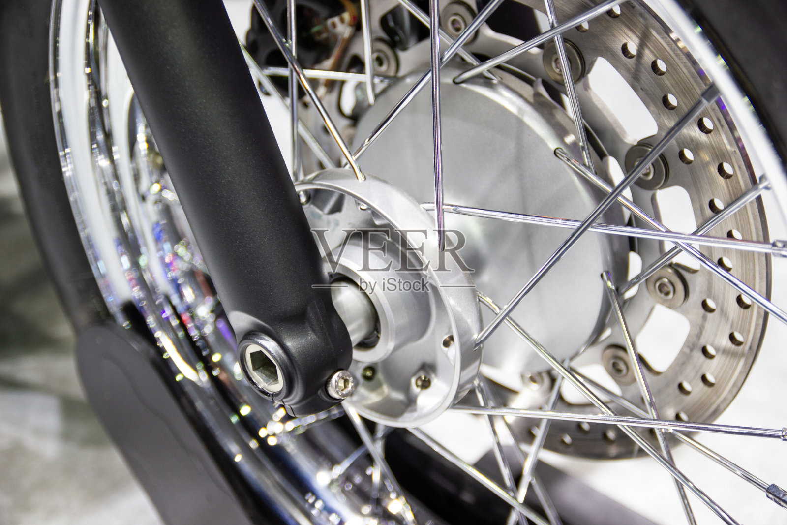 摩托车的轮辐和制动盘照片摄影图片