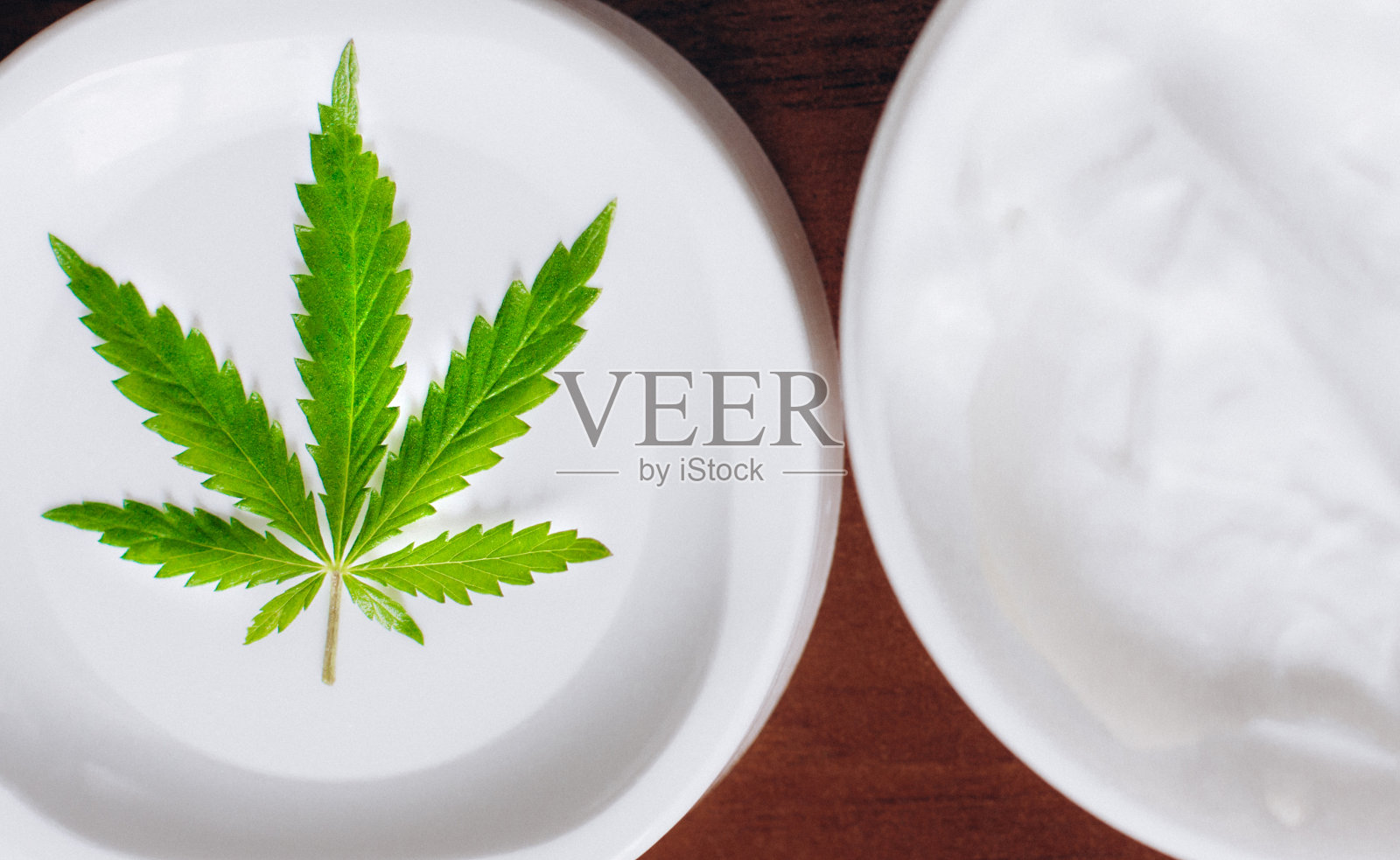 大麻软膏天然产品。化妆品霜，天然大麻，保湿乳液与CBD含量。为您的设计复制空间照片摄影图片