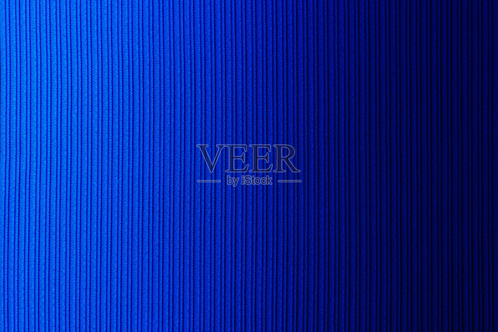 装饰底色为蓝色，条纹纹理水平渐变。墙纸。艺术。设计。照片摄影图片