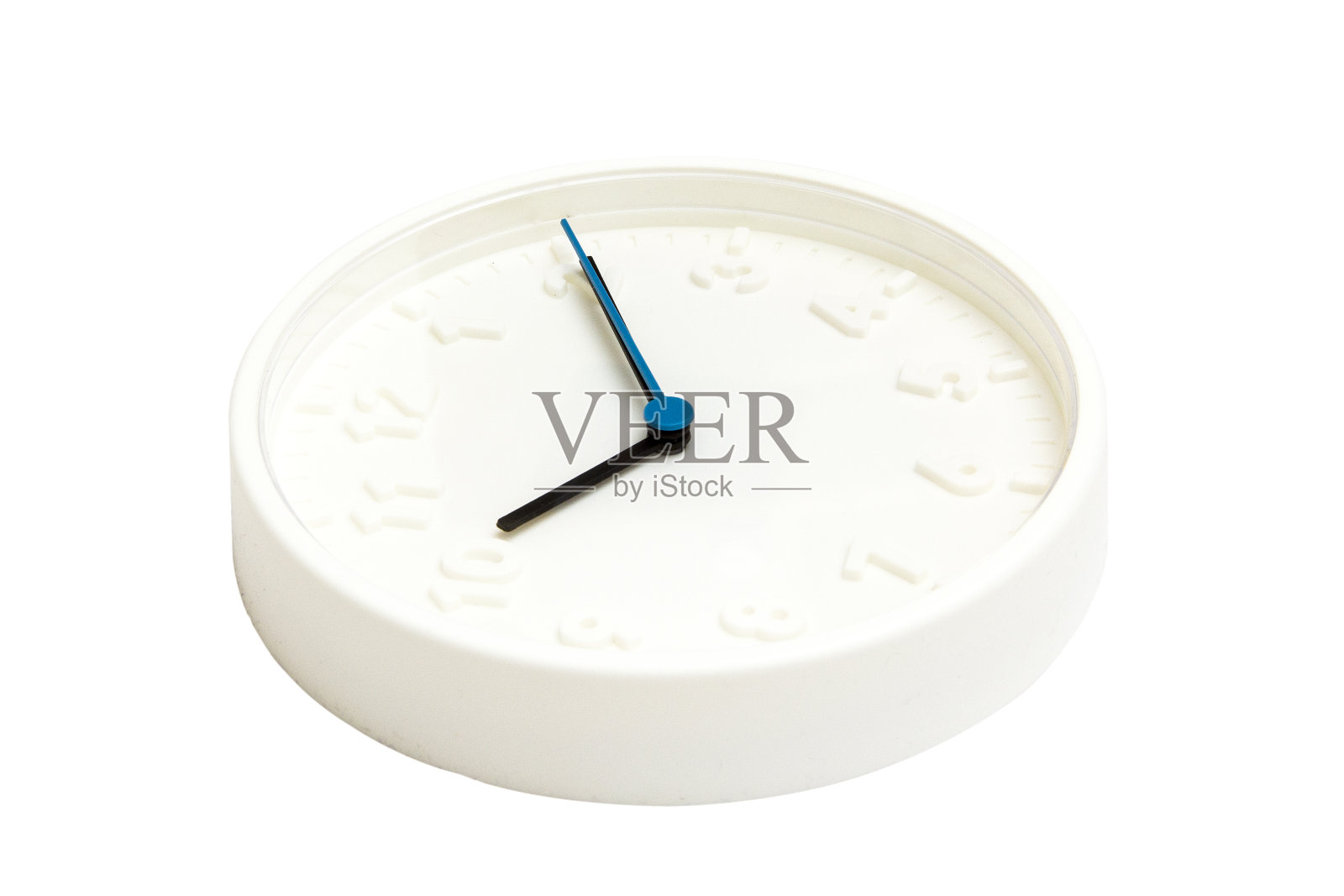 白色背景上孤立的挂钟照片摄影图片