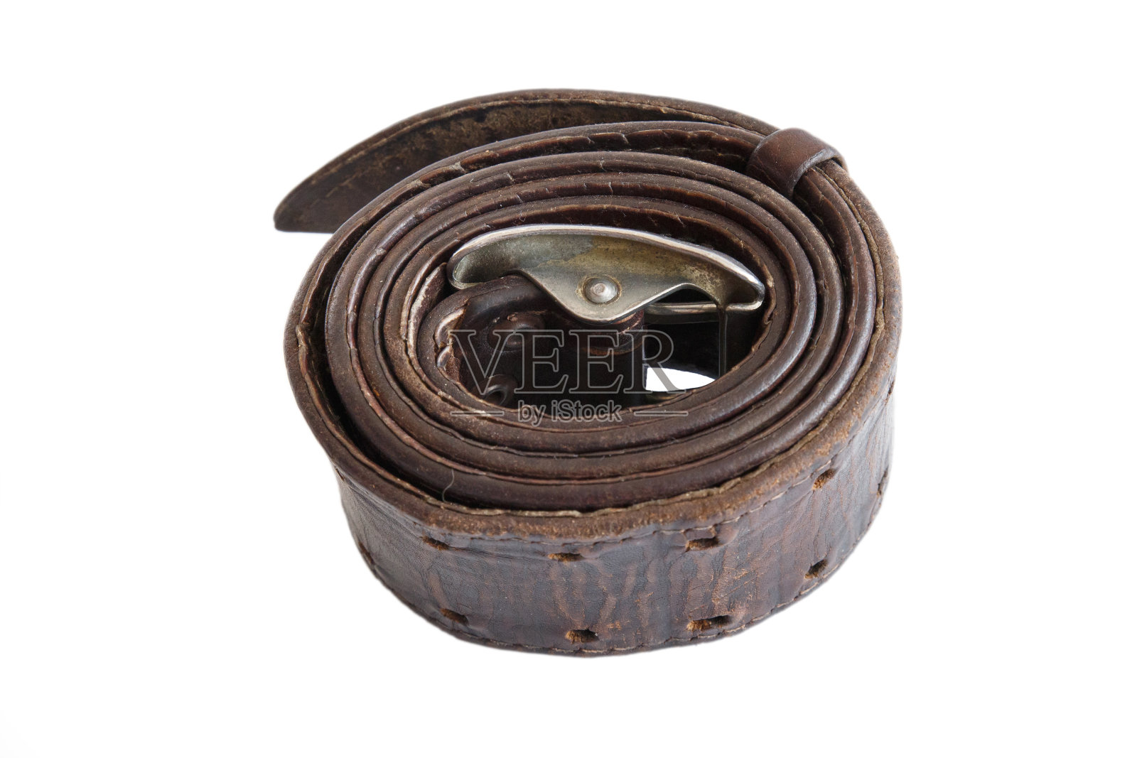 白色背景上的棕色皮革军带。军用皮带。士兵的裤子腰带。孤立。照片摄影图片