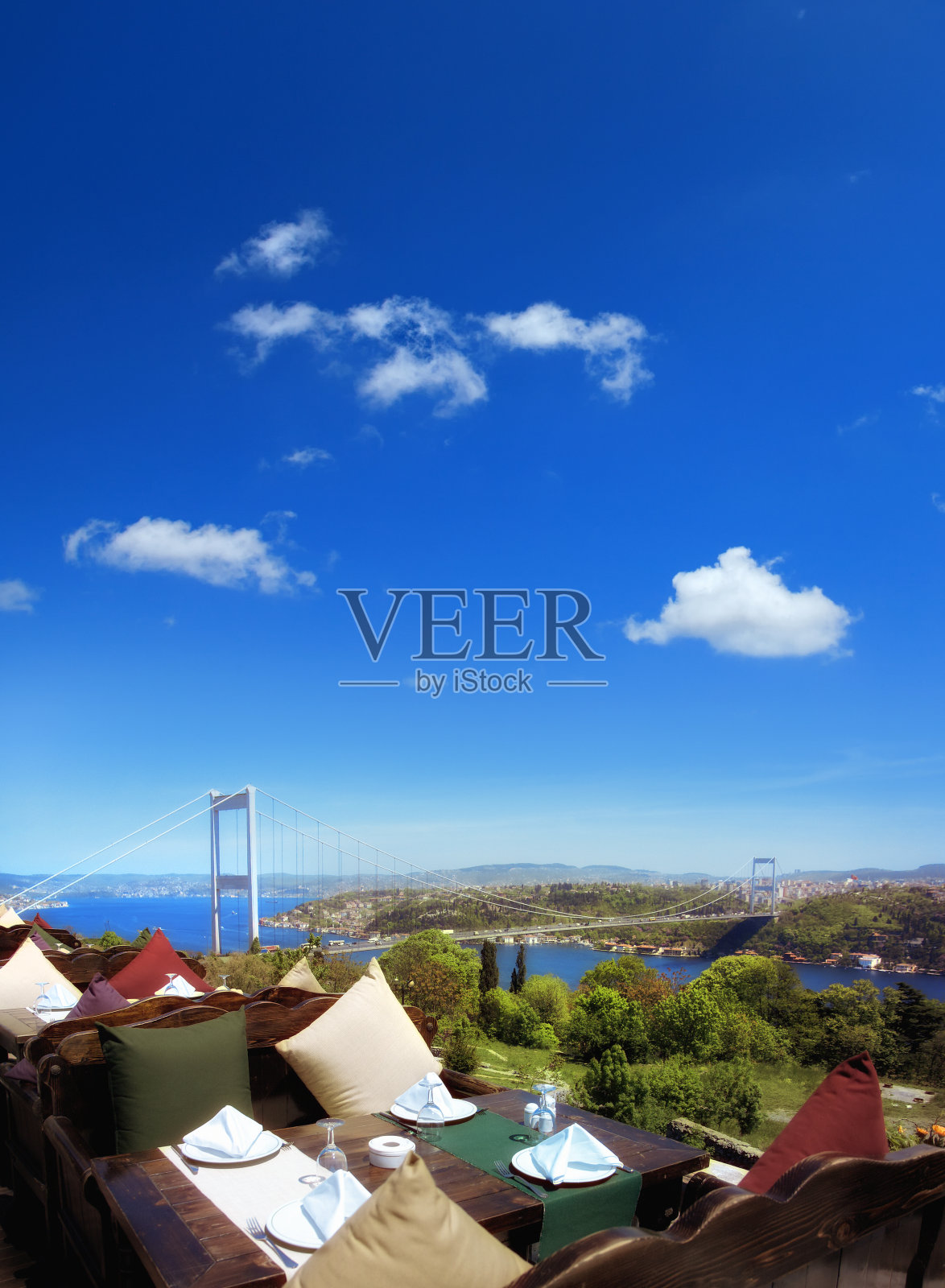 伊斯坦布尔博斯普鲁斯的景色，空荡荡的餐厅桌子和湛蓝的天空上的博斯普鲁斯大桥照片摄影图片