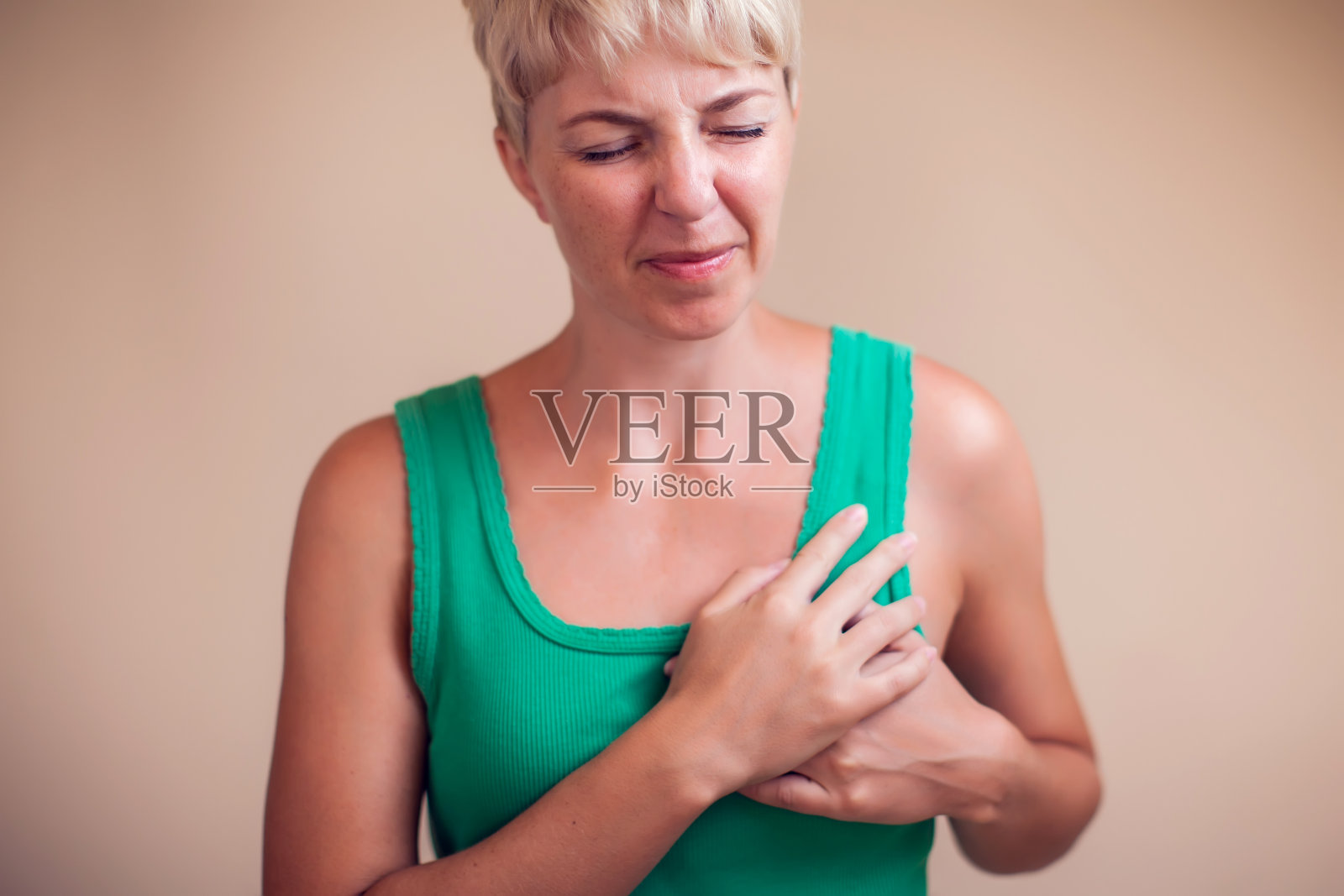 感到强烈心脏疼痛的女人。人、医疗保健和医药概念照片摄影图片