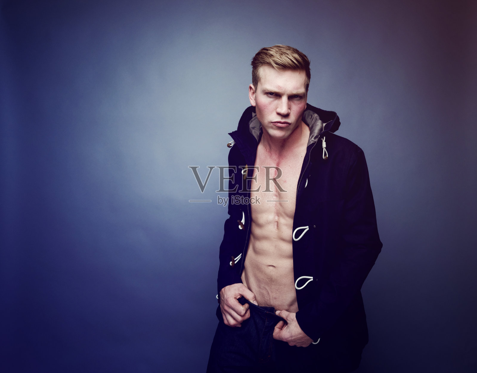 性感的男人穿着暖和的衣服照片摄影图片