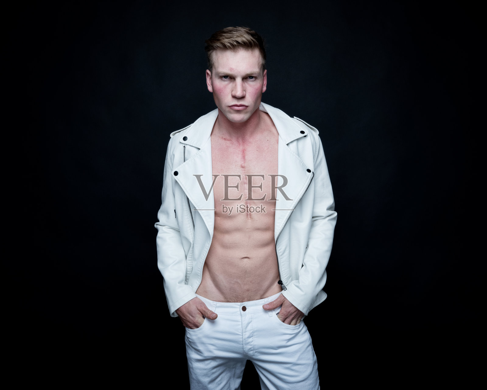 穿着白色皮夹克的帅哥照片摄影图片