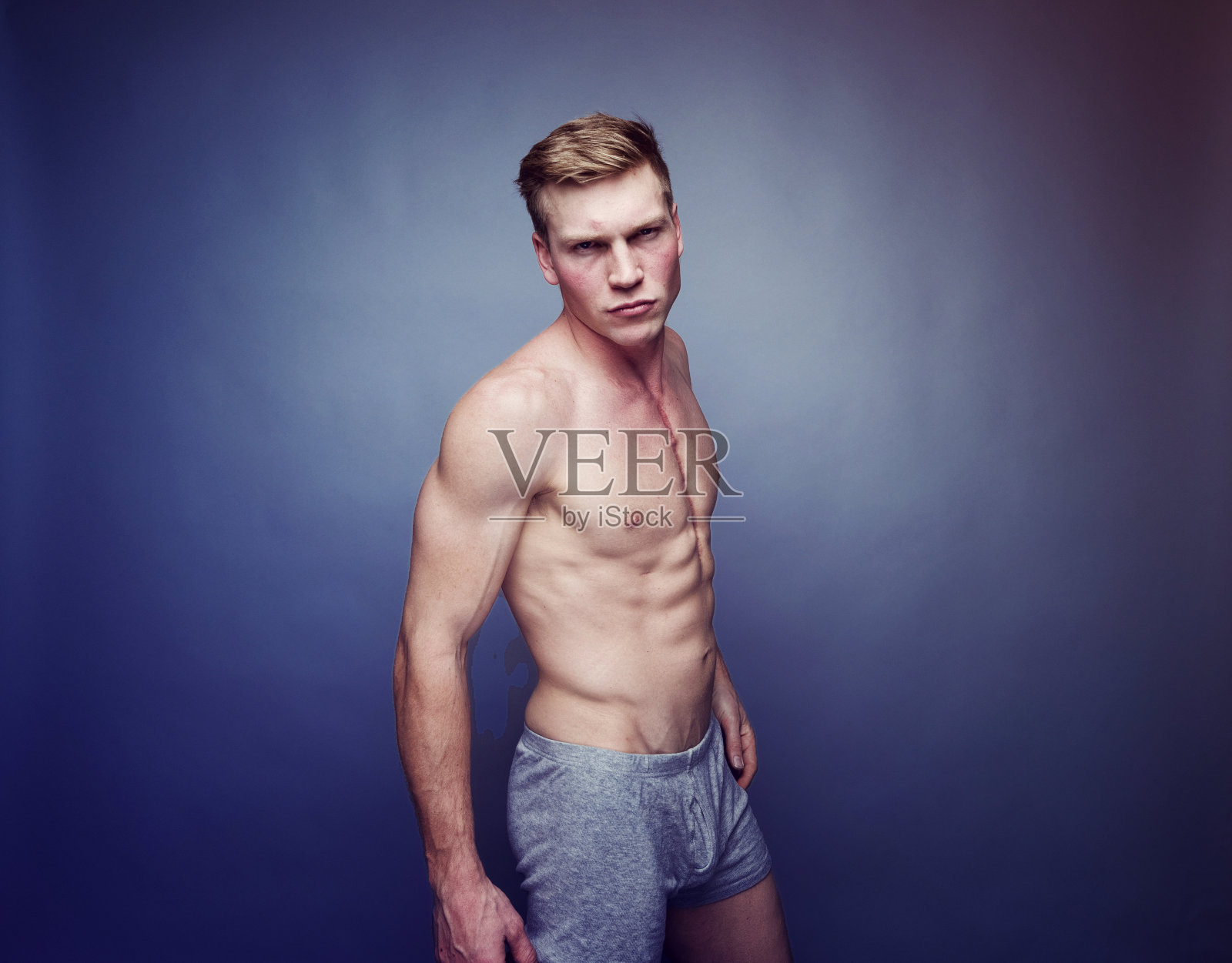 穿着灰色内裤的帅哥照片摄影图片