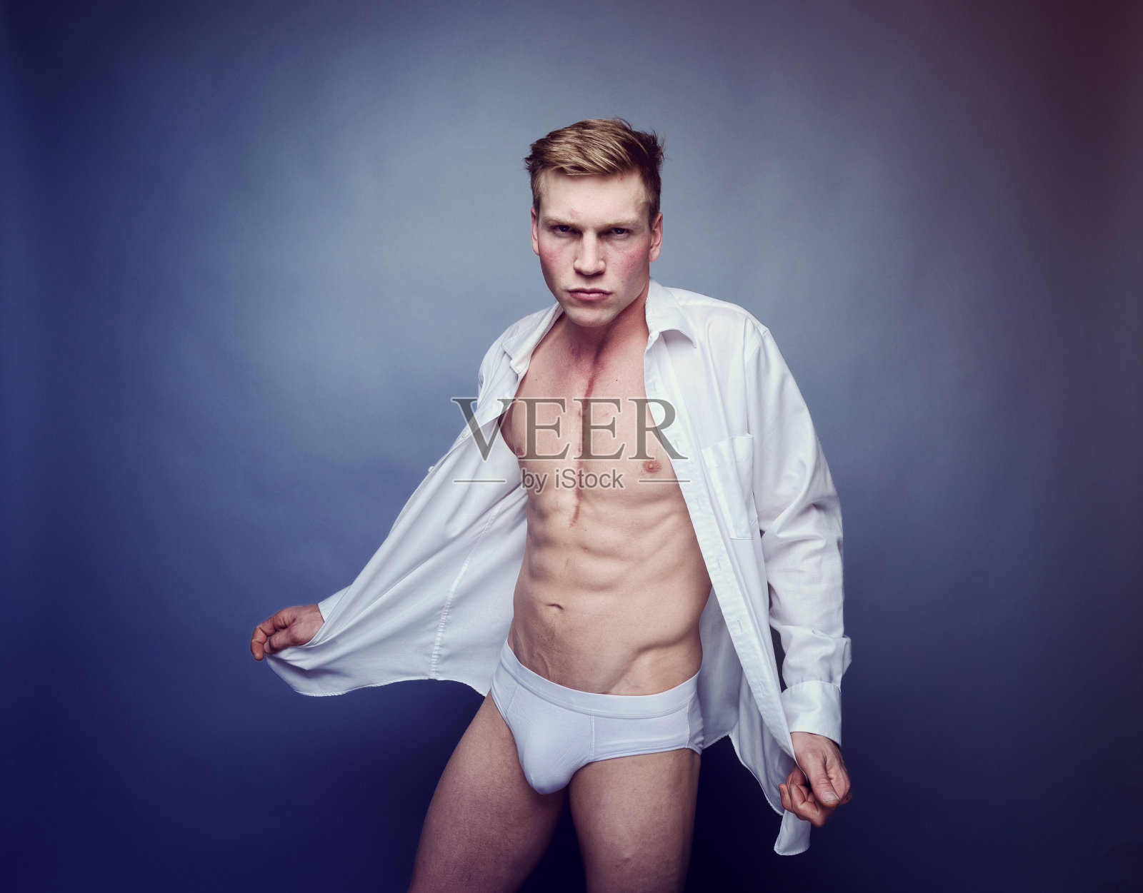 穿着白衬衫和内衣的帅哥照片摄影图片