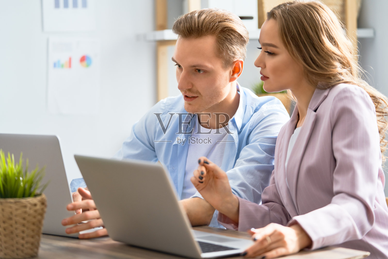 男人和女人在办公室工作照片摄影图片