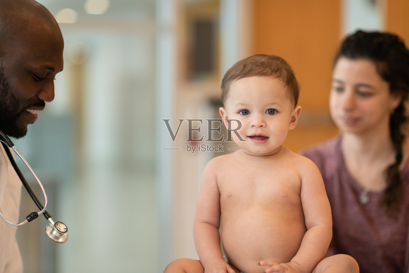 婴儿和母亲在例行医疗预约照片摄影图片