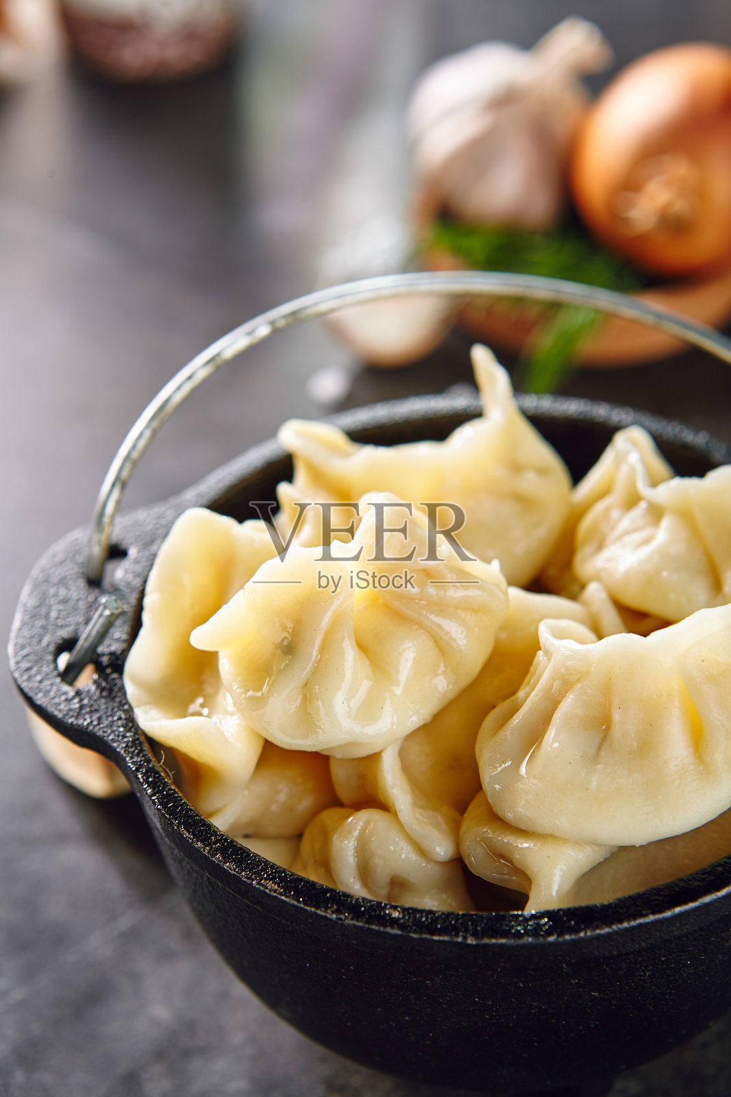 饺子，饺子，点心，馍馍或哈糕在黑暗的背景照片摄影图片