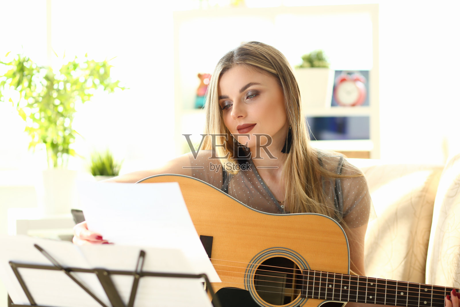 家庭吉他演奏课女孩持有乐器照片摄影图片