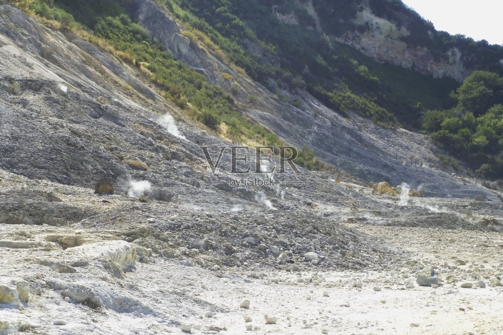 意大利福勒格里安地区索尔法塔拉火山口的喷气孔照片摄影图片