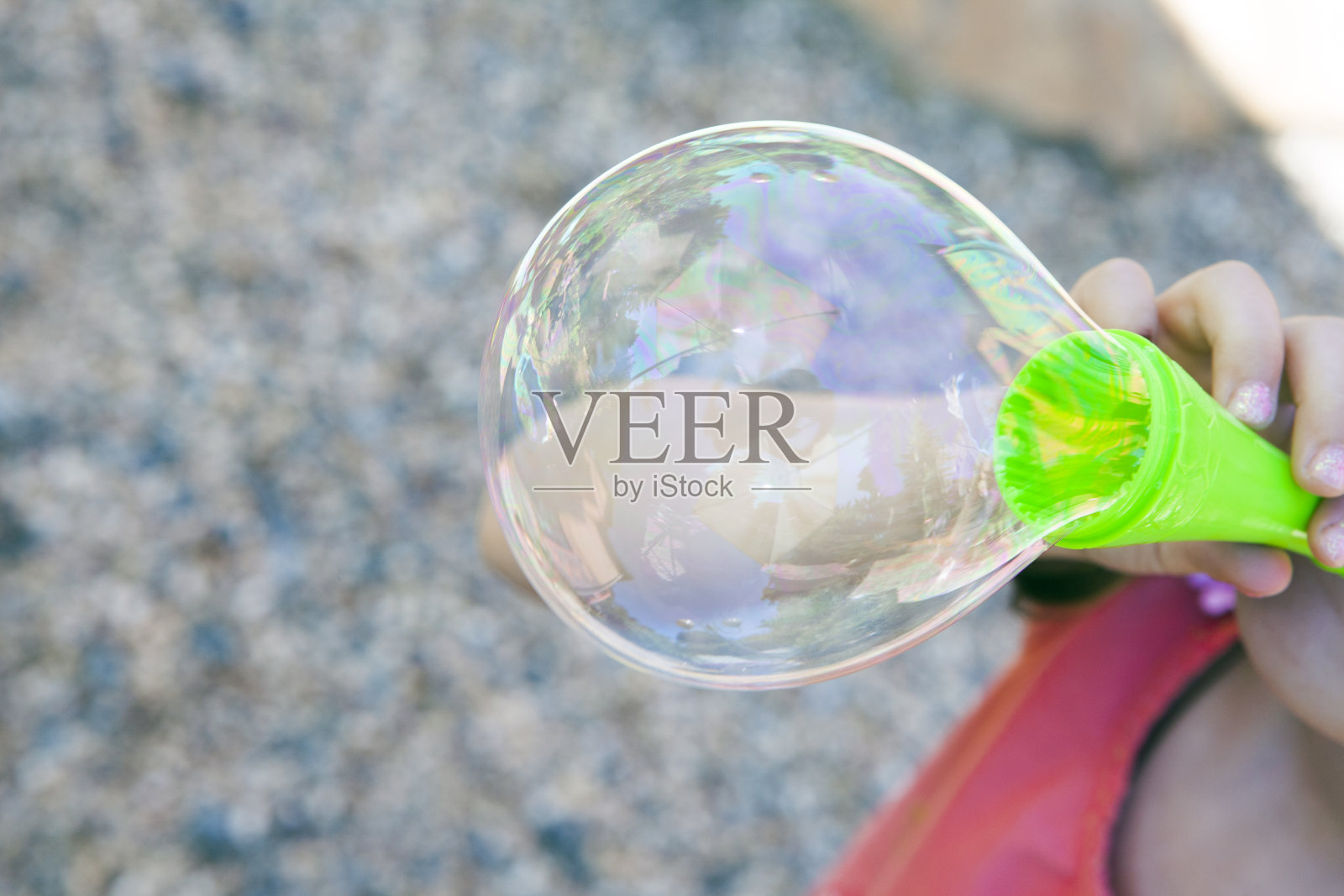 儿童女孩手肥皂泡照片摄影图片