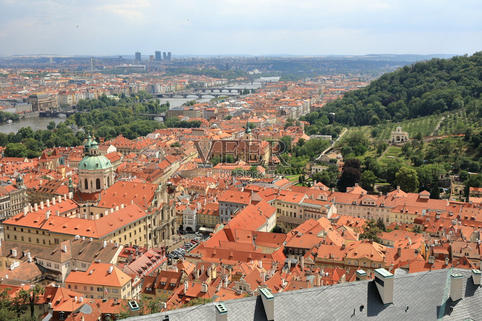 圣尼古拉斯教堂鸟瞰图(Kostel svatého Mikuláše)，布拉格市中心，伏尔塔瓦河和Petrín公园，布拉格(Praha)，捷克共和国(Ceská republika)照片摄影图片