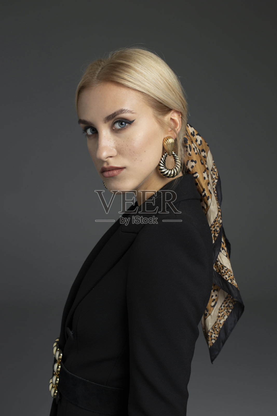 画室里穿着时装的金发美女。照片摄影图片