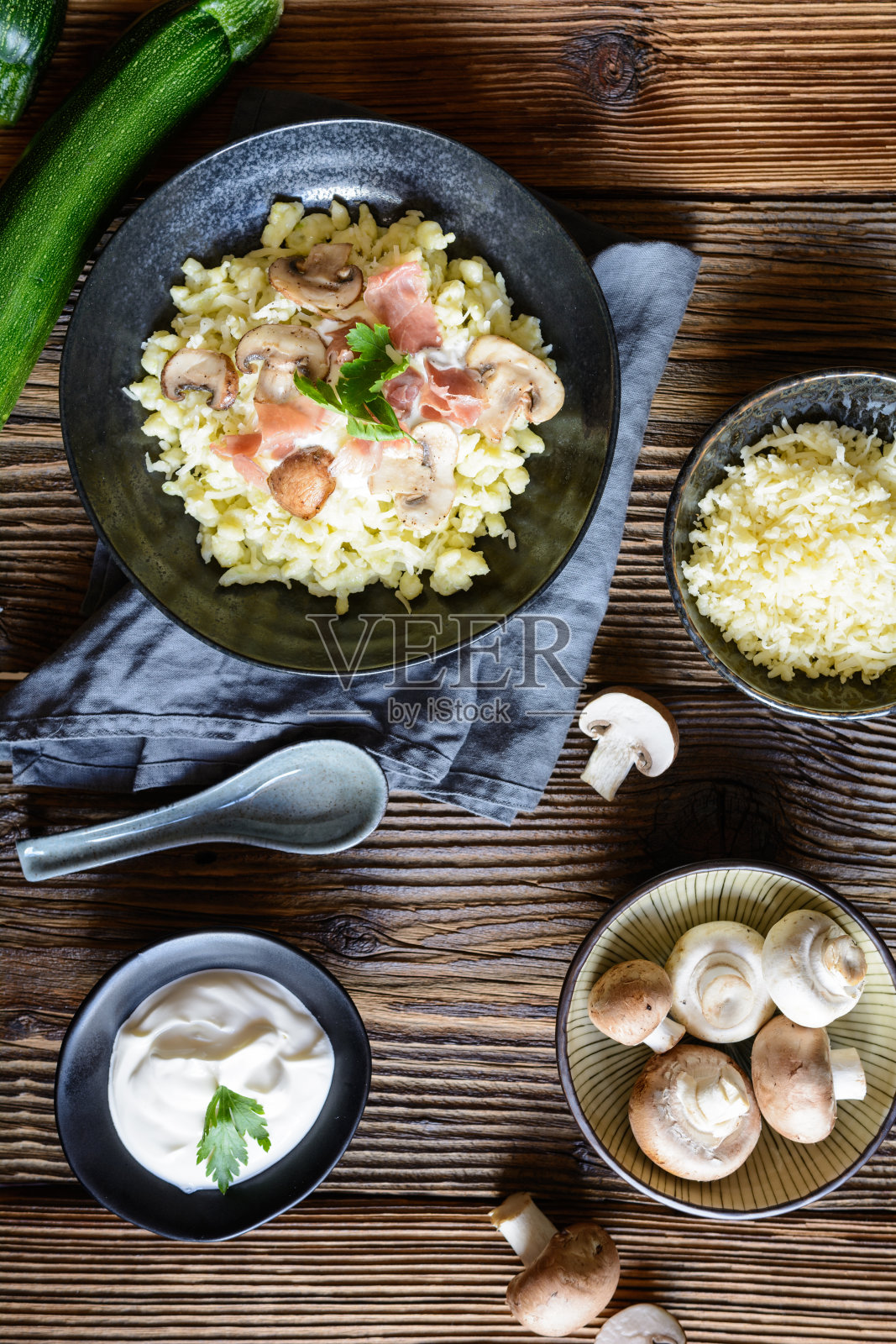 西葫芦饺子配烤蘑菇，意大利熏火腿，奶酪和酸奶油照片摄影图片