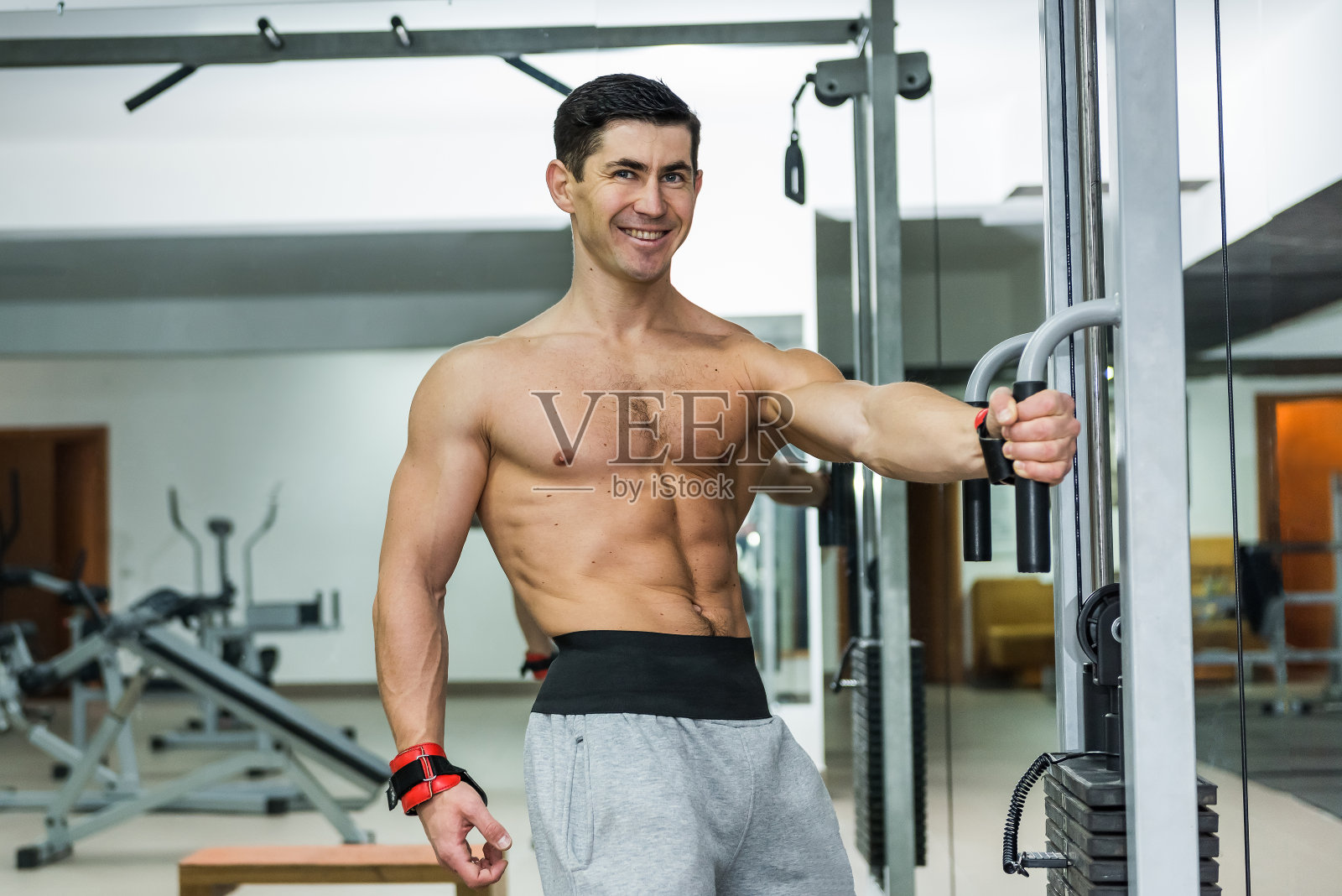 爱运动的年轻人在体育馆做运动照片摄影图片