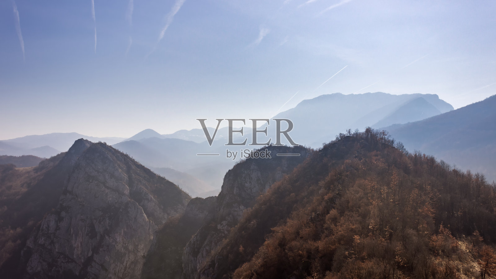 塞尔维亚杰尔马河峡谷的尖顶山峰被冲淡了，大气的光照片摄影图片