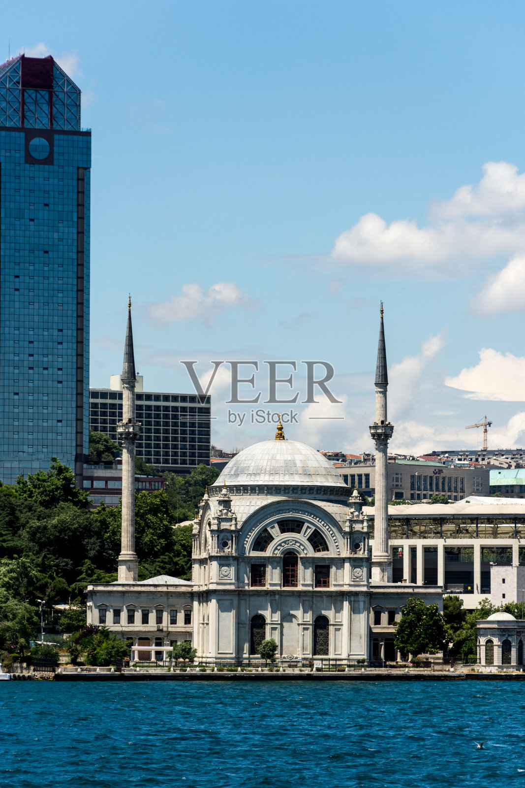 多尔马巴赫切清真寺位于博斯普鲁斯海岸照片摄影图片