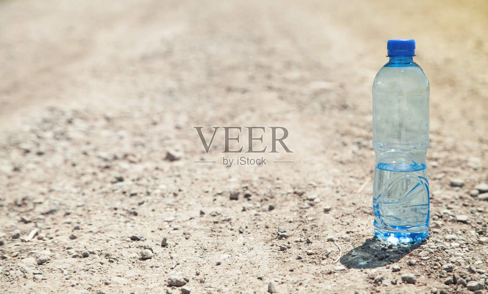 室外塑料水瓶。照片摄影图片