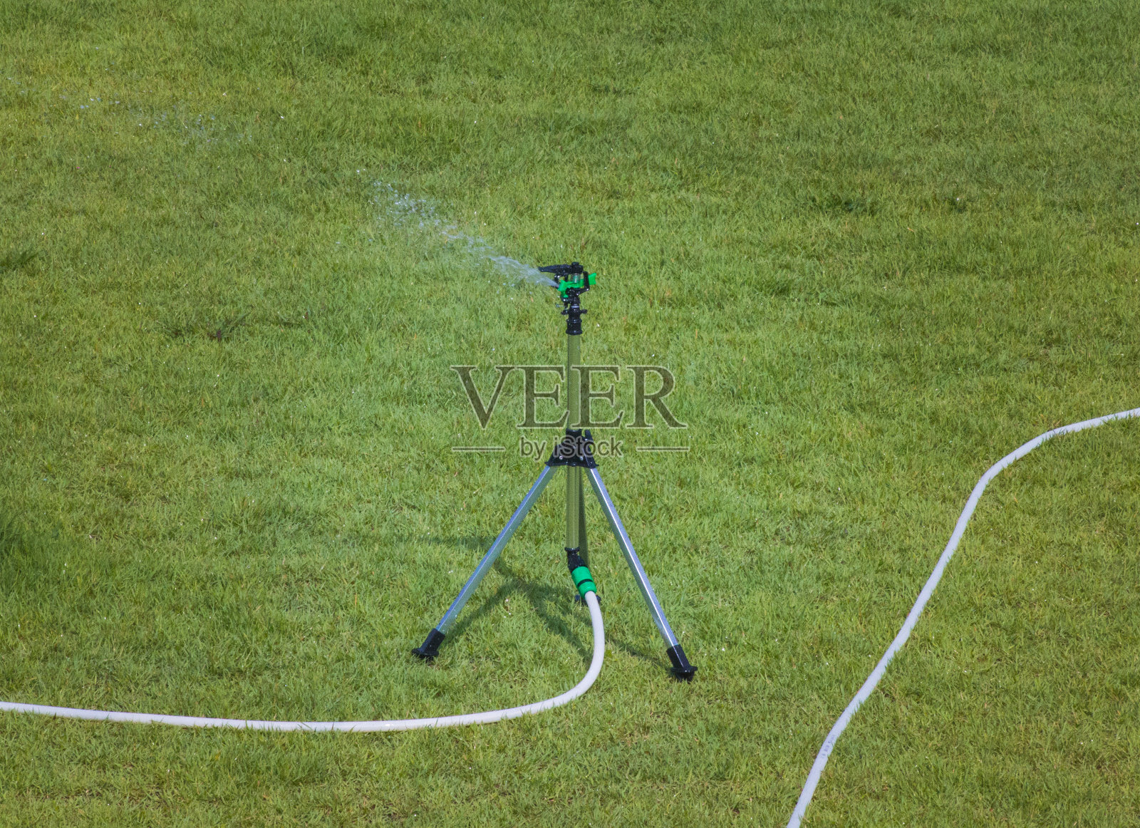 在花园洒水装置照片摄影图片