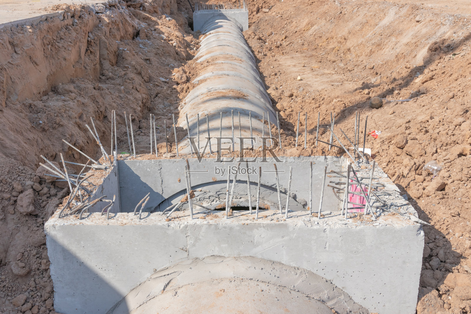 施工现场混凝土排水槽，照片摄影图片