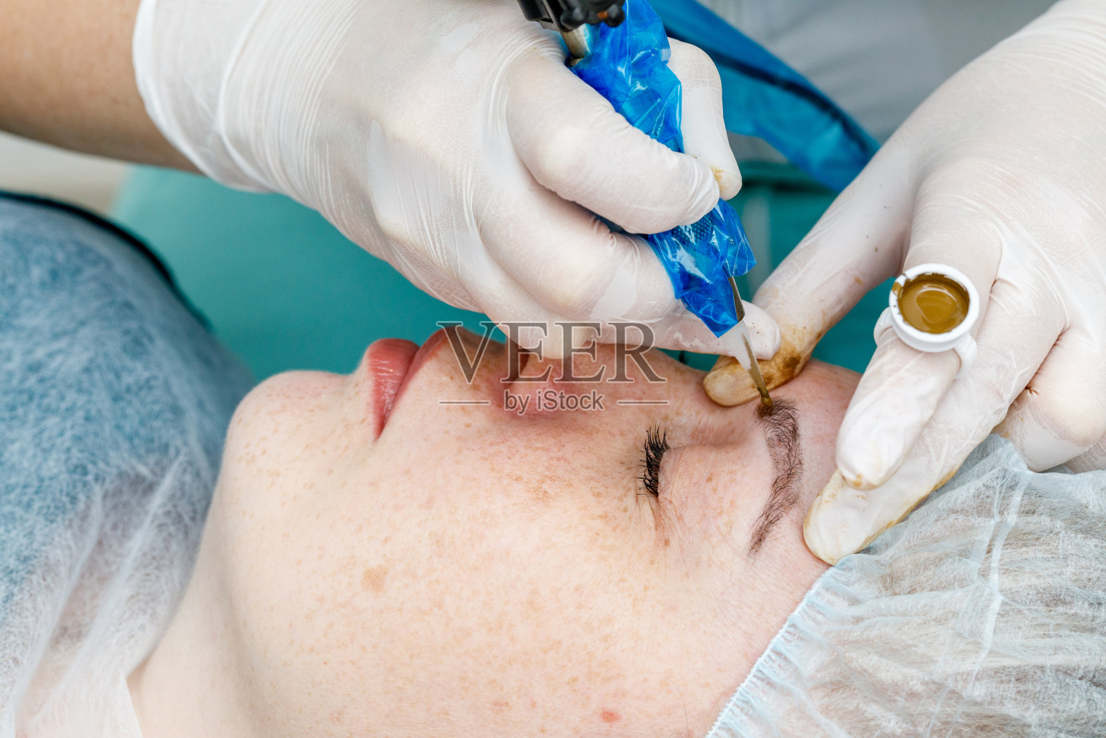 永久性化妆，纹眉毛。美容师化妆照片摄影图片