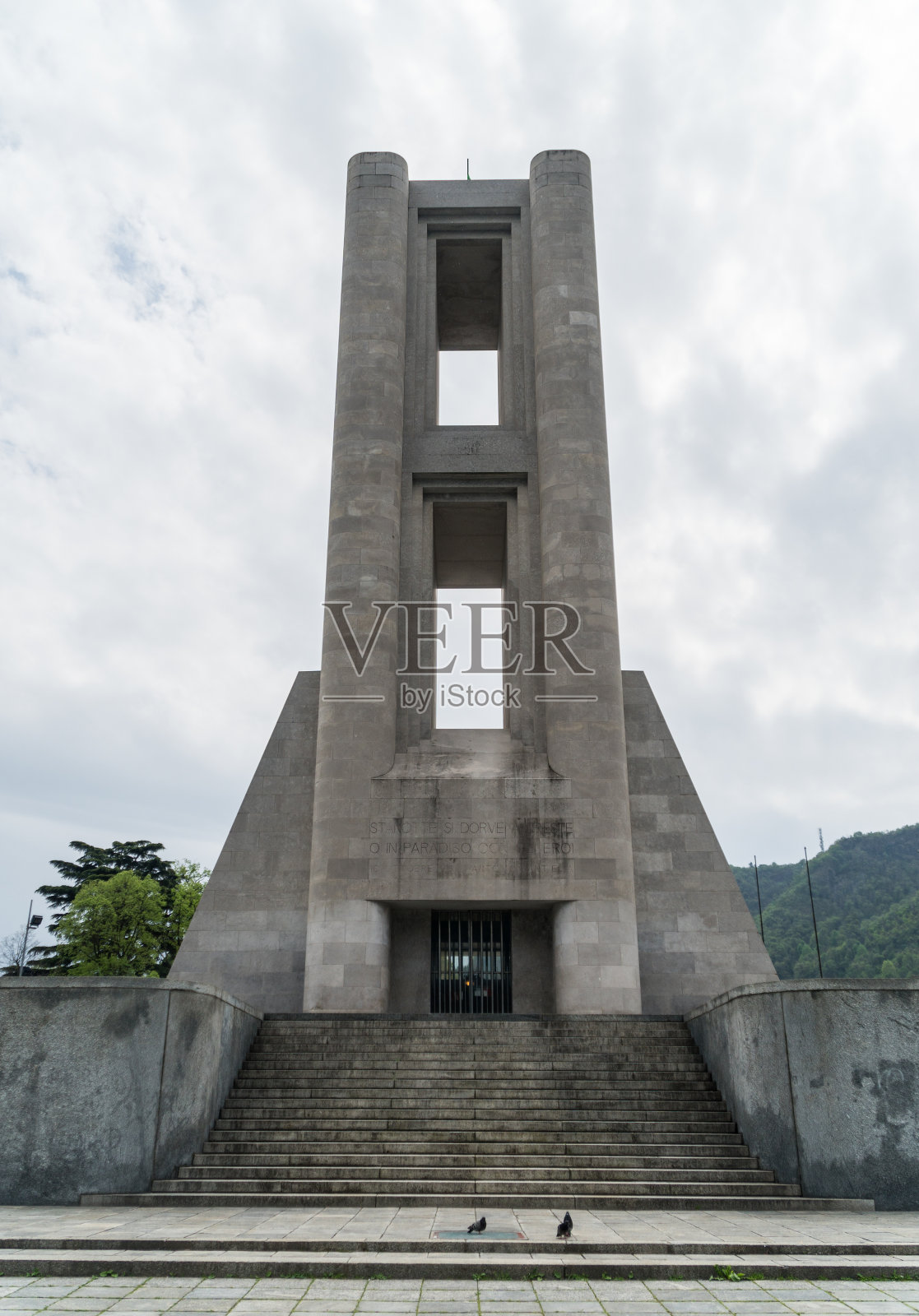 意大利科莫湖附近的战争纪念碑。照片摄影图片