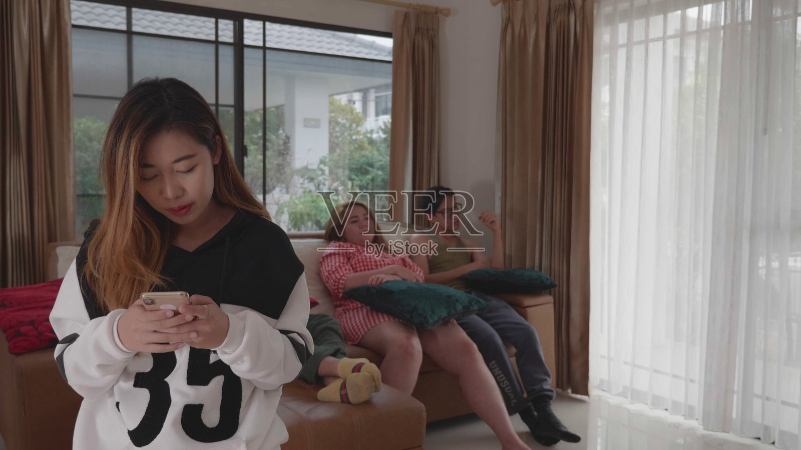 公寓里有年轻的千禧一代的肖像照片摄影图片