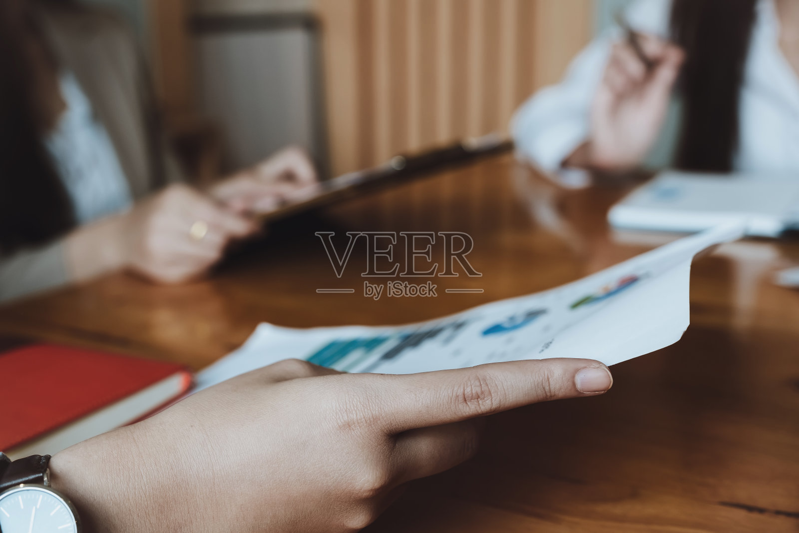 一群商务人士在会议期间忙于讨论财务问题。企业组织会议概念照片摄影图片