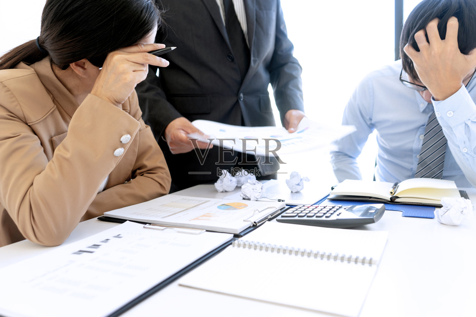 老板生气了，对他大吼大叫照片摄影图片