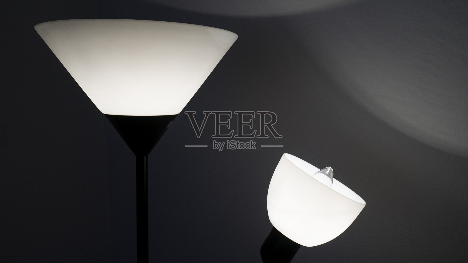 落地灯在黑暗-特写照片摄影图片