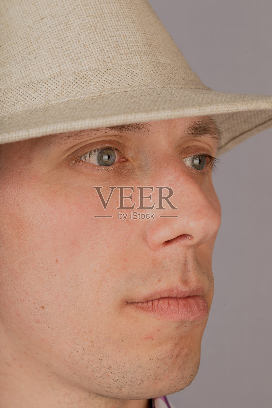 灰色背景上戴着头饰的英俊年轻人照片摄影图片