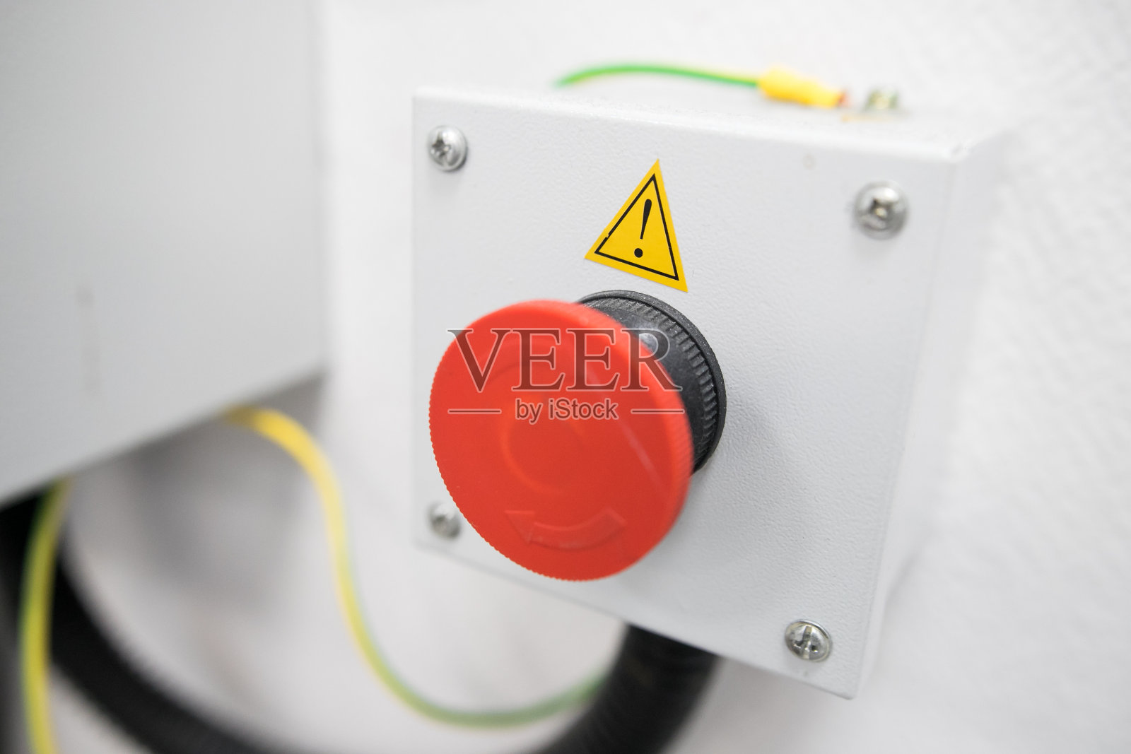 红色按钮。墙上的红色大按钮。生产紧急按钮按下。红色紧急停机按钮照片摄影图片